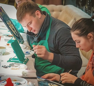 Люди рисуют на творческом занятии