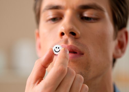 Мужчина держит в руках ЛСД